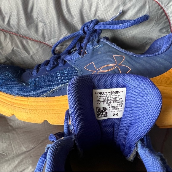 UNDER ARMOUR BOYS
TENNIS SHOE•Size 4Y - Picture 7 of 8